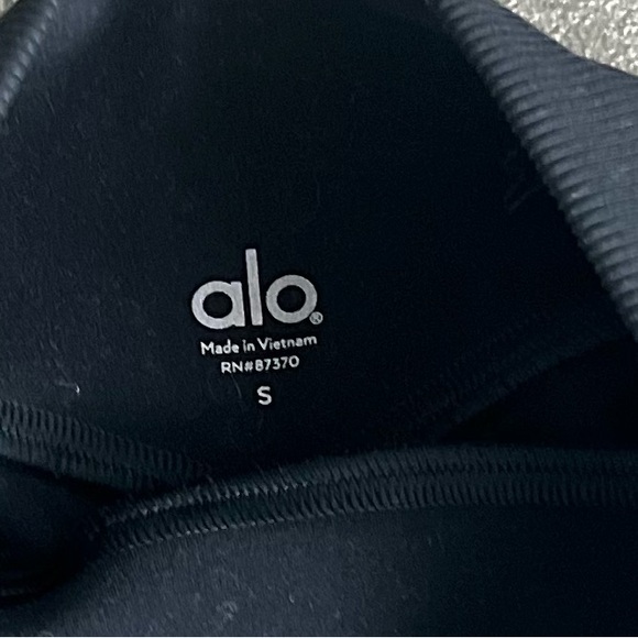 ALO YOGA soft shorts in black size small - Picture 2 of 2